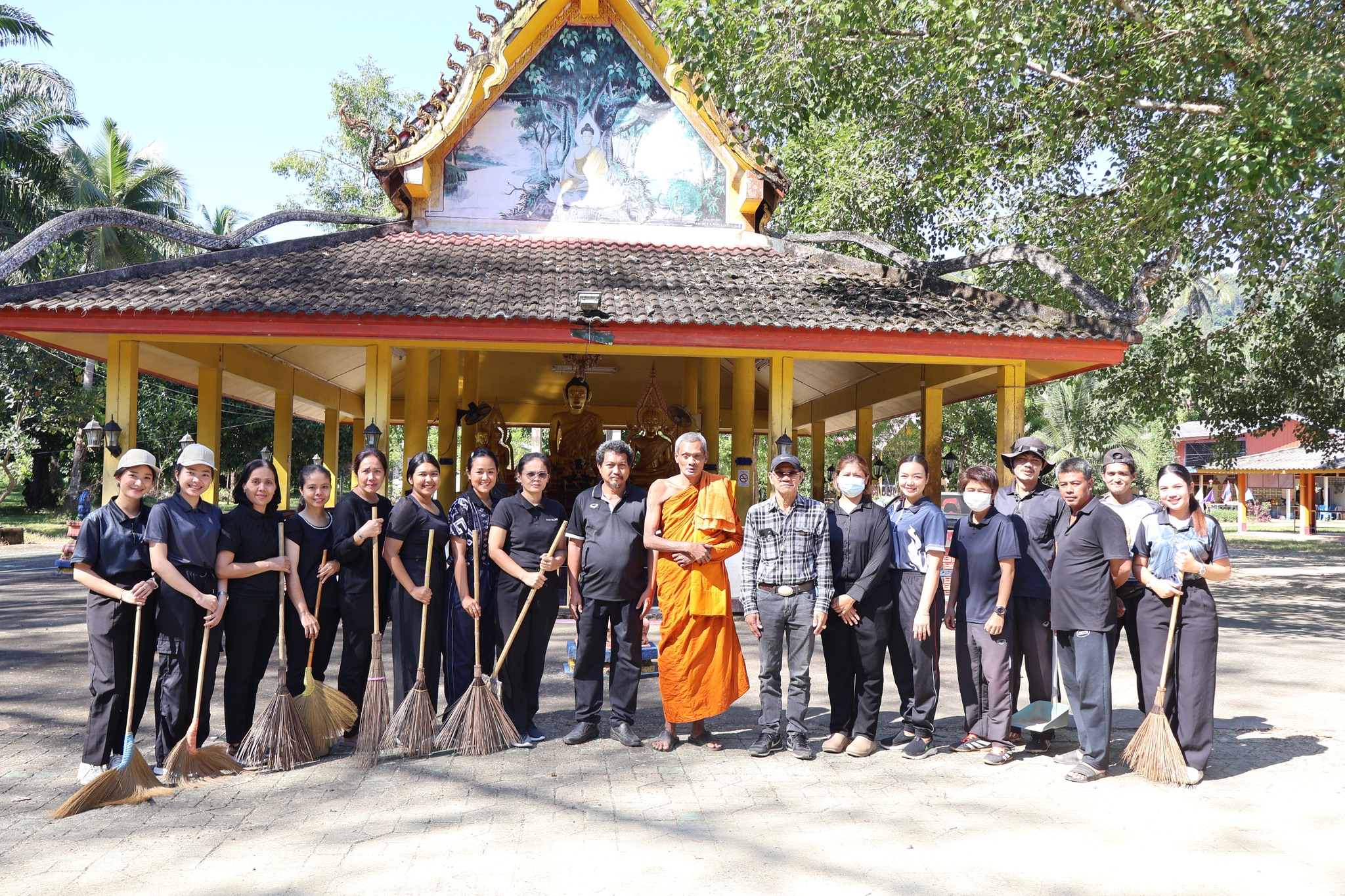 วันที่ 2 ธันวาคม 2568 เวลา 09.30 น. เทศบาลตำบลพะโต๊ะ  นำโดยนายอนันต์  เกตุวารี รองนายกเทศมนตรี พร้อมด้วยข้าราชการและพนักงานจ้างร่วมกิจกรรมรวมพลังสร้างสัปปายะสู่วัดด้วยวิถี 5ส (Big Cleaning Day) ครั้งที่ 4  ณ วัดแหลมทราย หมู่ที่ 2 ตำบลพะโต๊ะ