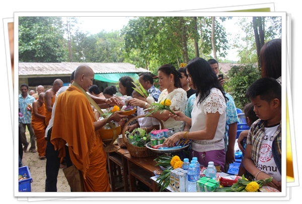 งานประเพณีวังสงกรานต์ ทำบุญตักบาตร 2560